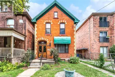 Spacious 3-bedroom, 2-bathroom upper level duplex available for lease in a convenient central Hamilt...