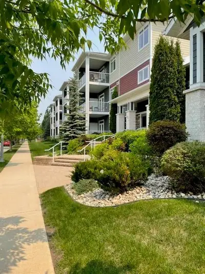 D25//Brandon/Welcome to 831 Braecrest Dr., located on Brandon's North Hill. Great opportunity to own...