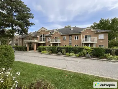 Très joli condo 4 1/2 dans le complexe sécuritaire et recherché Le Bercail. Situé au 2e étage, un de...