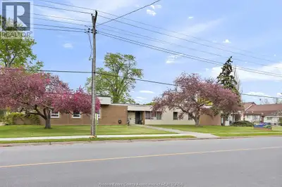 Great opportunity for the adventurous investor or developer. Former municipal town hall in Stoney Po...