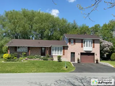 Cette charmante maison, nichée dans un secteur paisible, est une véritable oasis de tranquillité. Pr...