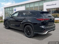 This Toyota Highlander delivers a Intercooled Turbo Regular Unleaded I-4 2.4 L/146 engine powering t... (image 2)