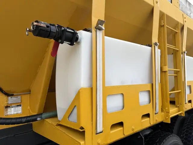 2016 International WorkStar 7400 14 Foot Dump Truck with 11 Foot in Heavy Trucks in Edmonton - Image 14