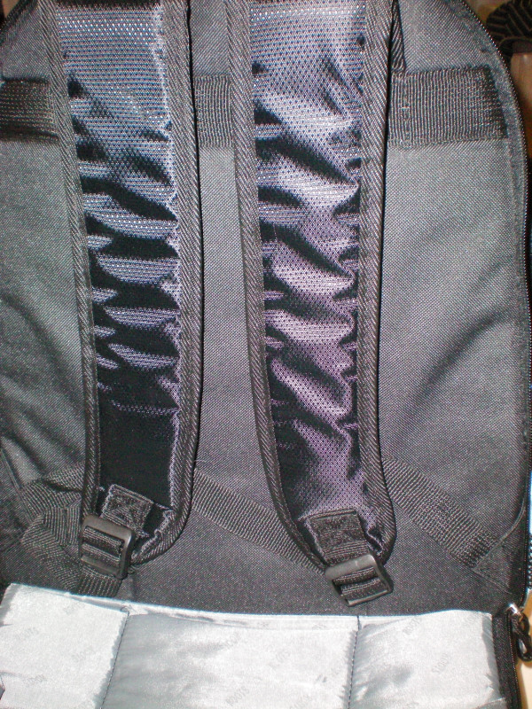Roots Backpack, Carry On, has wheels and carry straps in Other in Chatham-Kent - Image 3