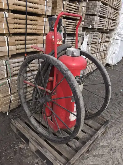 Extincteur antique. 52" de hauteur, 28" de largeur. Diamètre des roues: 37". Autres modèles en inven...