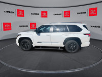 Leather Seats! Handsome styling, impressive performance and an efficient hybrid powertrain make this... (image 4)
