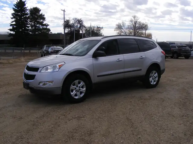 2011 CHEVROLET TRAVERSE LS-90,000 KMS-RUST FREE-8 PASSENGER----
