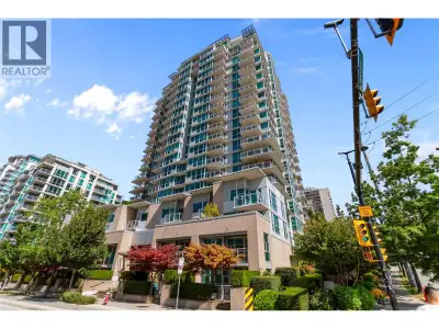 The Esplanade is a luxurious and a well maintained residence at the pier. This is a unique, one of a...