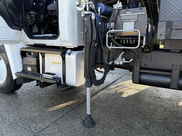 2015 Hino 358 22 Foot Dump Flatdeck with Amco Veba Crane and Air in Heavy Trucks in Regina - Image 23