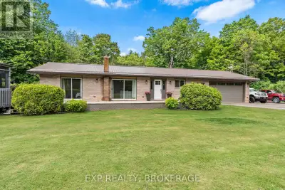 Charming Bungalow Retreat Near Buck Lake - Just 25 Minutes to Kingston. Welcome to this beautifully...