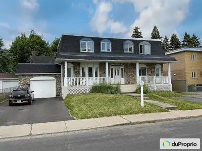 SECTEUR PRIVILÉGIÉ - EXCELLENT INVESTISSEMENT Immeuble à revenus (quadruplex) avec garage et grand t...