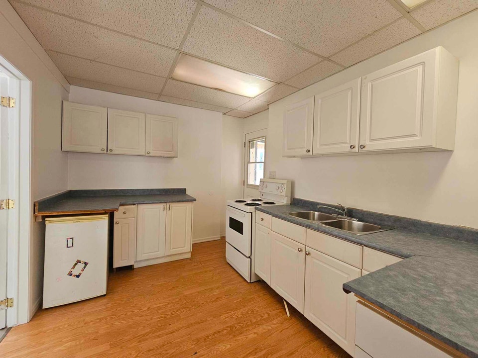 All Inclusive 1-Bed+Den Second Floor Apartment Downtown Pembroke 2