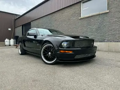 Mustang GT en condition impeccable, 86 000 km, intérieur en cuir rouge, transmission manuelle 5 vite...