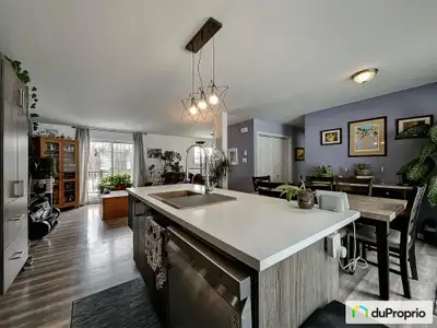 MAGNIFIQUE REZ-DE-JARDIN avec garage, implantée dans un très grand boisé de 35,571 pi2 dans un domai...