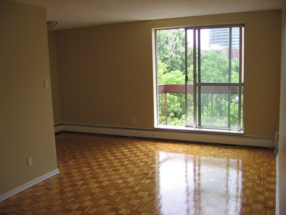 Bachelor/Studio, 1 Bathroom. Nov 1. Close to Tunney's Pasture. 4