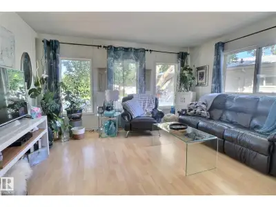 Welcome to 289 Juniper Crescent — a charming mobile home in Evergreen Park. Perfect for first-time b...