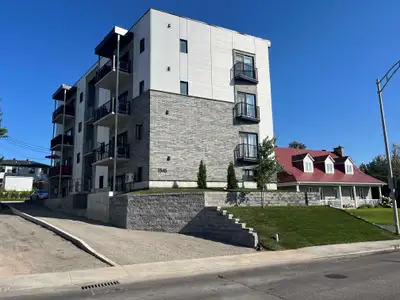 Situé au coin Bourg-Royal et Louis-XIV à proximité des commerces, services de garde et écoles. Il vo...