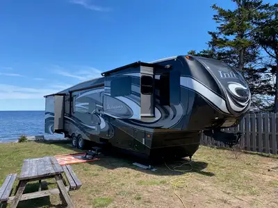 Beautiful couples unit ! 42.5 Feet long with 5 slide outs. Full body paint. Auto levelling system. C...