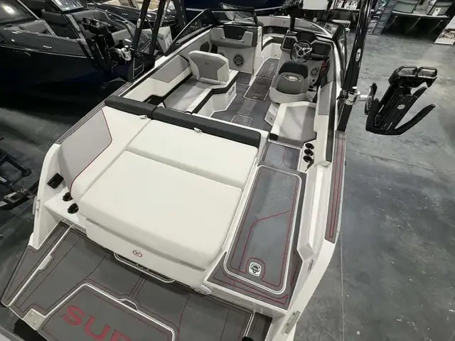 2025 Cobalt Boats CS23 Surf in Powerboats & Motorboats in Saskatoon - Image 6