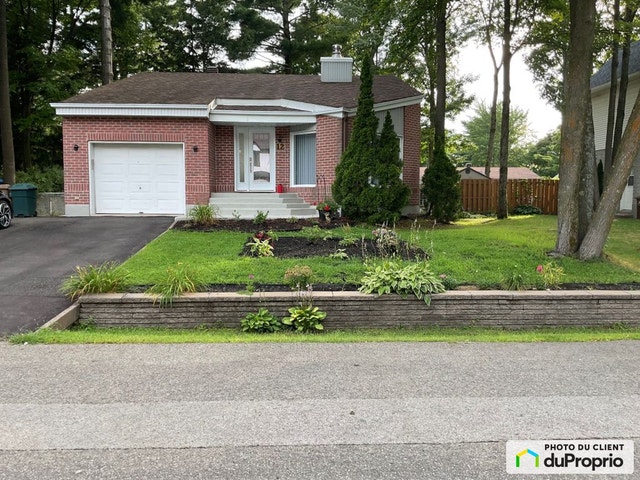 $845,000 - Split Level for sale in Lorraine — photo 1