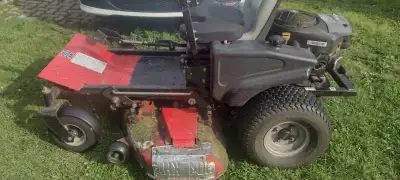 Tracteur à pelouse Gravely Zéro turn model 2450, moteur briggs stratton 24hp, changé 2 roulement de...