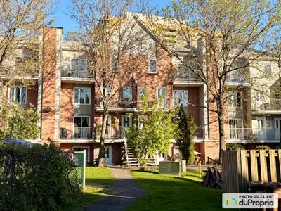 Découvrez ce lumineux et accueillant condo de 2 chambres offrant un espace de vie ouvert et bien age...