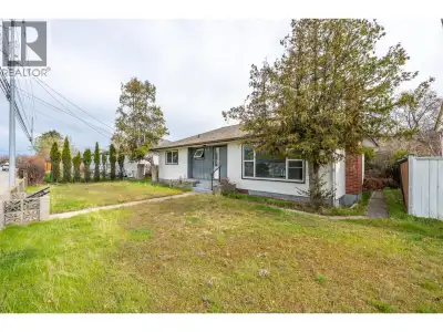 Residential, commercial and investment opportunity all in one spot. Prime C1-zoned property in centr...