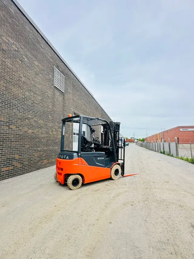 2018 Toyota 5000lbs Cap Electric OUTDOOR FORKLIFT 3 stage side-s in Heavy Equipment in Mississauga / Peel Region - Image 5