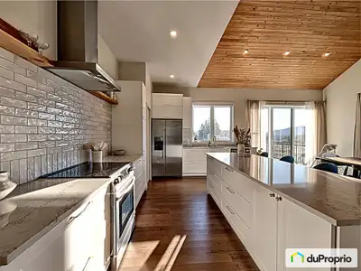 Découvrez cette magnifique construction neuve de 2023 située en plein coeur de l'Estrie à proximité...