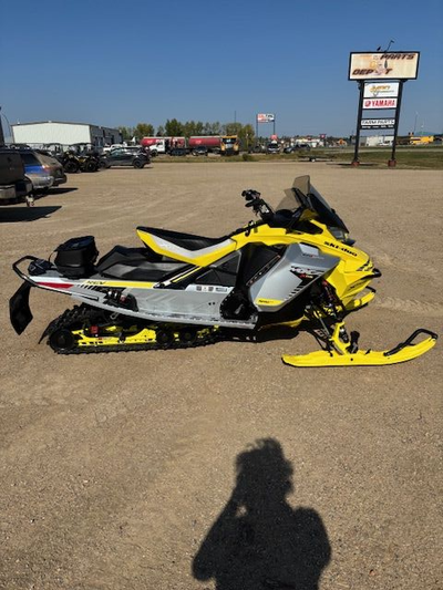 ANOTHER BEAUTIFUL PRE-OWNED UNIT JUST HIT MPD MOTORSPORTS IN MELFORT!! 2019 SKIDOO MXZ XRS 600 137"...