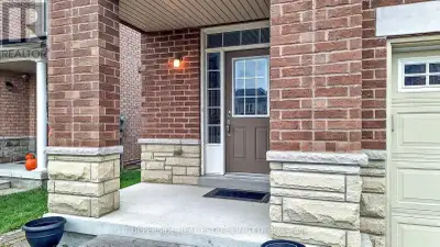 Rarely Offered Bright And Spacious Freehold End Unit Townhome (Like A Semi), around 1992 Sq Ft As Pe...