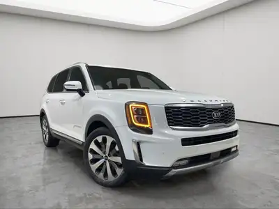 NAVIGATION, ADAPTIVE CRUISE CONTROL, PANORAMIC ROOF, POWER LIFTGATE, BLIND SPOT MONITOR Dare to disc...
