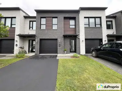 Superbe maison de ville, d'une propreté exceptionnelle, située dans un secteur paisible. À l'intérie...