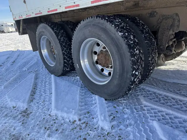 2005 PETERBILT 335 in Heavy Trucks in Saskatoon - Image 57