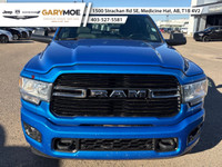 The 2021 Ram 2500 Big Horn 4x4 Crew Cab is a powerhouse wrapped in a stunning blue exterior. Coupled... (image 4)