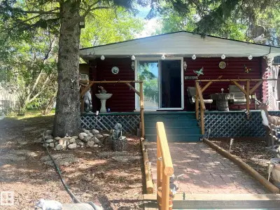 This cute and quaint 1 bedroom, 1 bath, 4 season cabin delivers warmth and character only a true log...