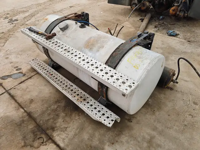 Freightliner Cascadia 125 Fuel Tank For Sale - Stock# FR-0804-18 in Heavy Equipment Parts & Accessories in Hamilton - Image 7
