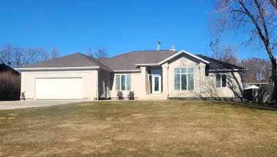 R26//Gimli Rm/THIS PROPERTY IS SURE TO IMPRESS YOU! Lovingly maintained 1,956 sf home featuring 3 la...