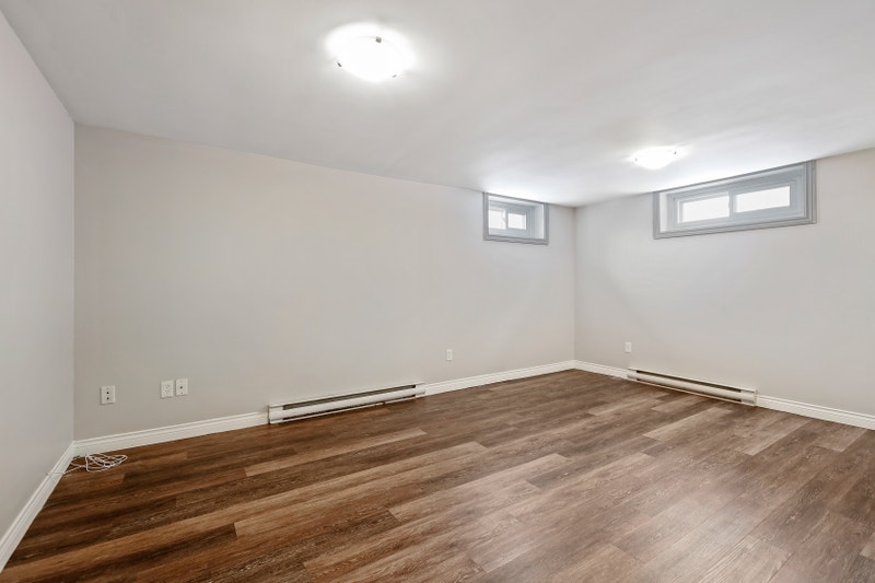 303 D MCLAUGHLIN 1 BED BASEMENT ALL INCLUSIVE AVAILABLE NOW Long