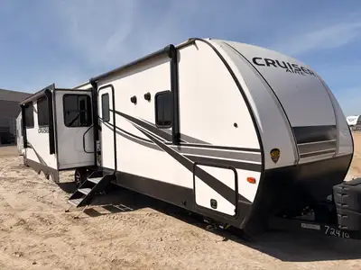 Come check out our pre-owned 2022 Crossroads RV Cruiser Aire 30RLS, a full-featured rear living trav...