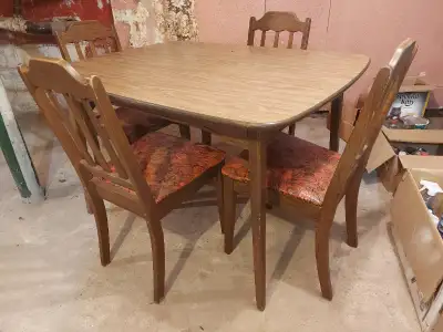 Table de cuisine avec 4 chaises 50.$, View more