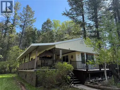 Spillimacheen - Clean and affordable, 3 bedroom mobile home on 1.28 acres of park like setting. If y...