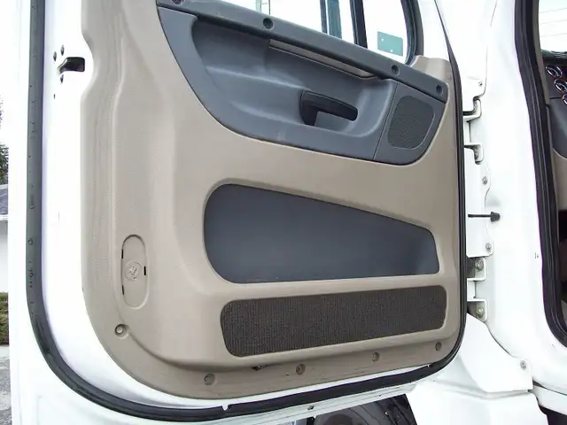 2015 Freightliner Cascadia 125, 72" Sleeper Cab in Heavy Trucks in Burnaby/New Westminster - Image 10