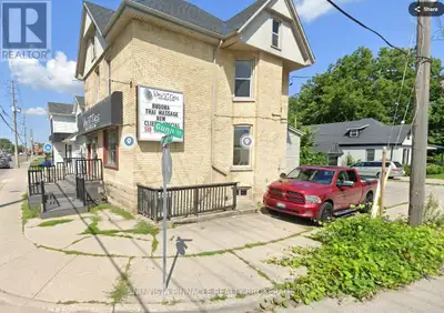 This lower-level unit at 11 Oxford Street West is a great fit for a student, young professional, or...
