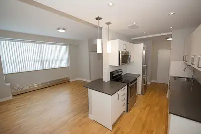 renovated two bedroom, Queen and Jameson - ID 4035