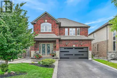 Immaculate and spacious 4+1 bedroom, 3.5 bath 2 storey home offering 3 floors of finished living spa...