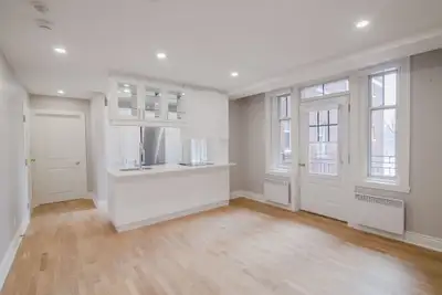 Westmount, washer, dryer, hot water included - ID 579