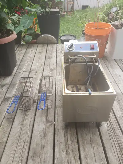 Globe PF16E-C Countertop Electric Stainless Steel Fryer $650, View more