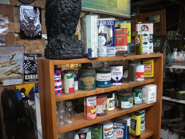 Vintage Oil Bottles and Cans in Arts & Collectibles in Belleville - Image 6