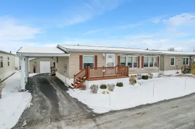 FOR SALE - ONE LEVEL LIVING … This charming, fully finished, 3 bedroom, 2 bathroom, 1097 sq ft bunga...